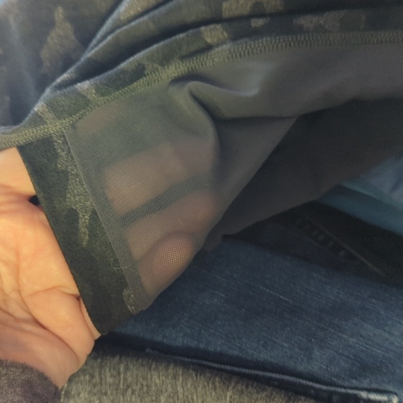 Size small fabletics power hold leggings camo print with cell phone pockets - Picture 4 of 4